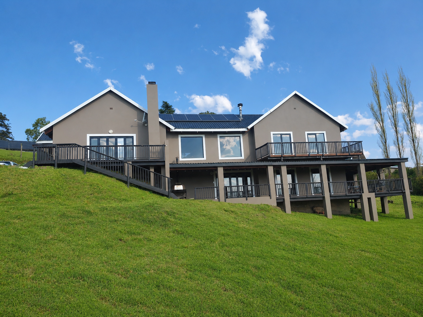 Underwood Country Manor — front view with Drakensberg mountains in the background